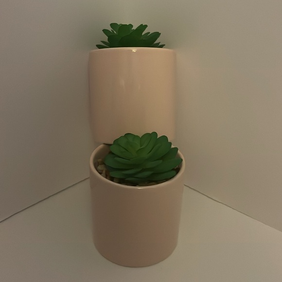 Everyday set of two artificial potted mini planters. Light pink pot with stones - Picture 15 of 17